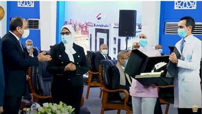 وزيرة الصحة تقدم درع الأطقم الطبية للرئيس السيسي