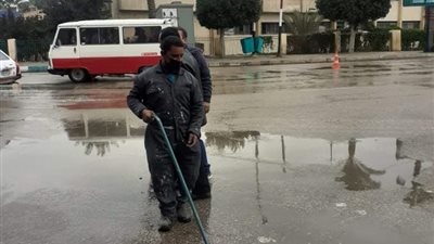 الأجهزة التنفيذية تكسح مياه الأمطار من الشوارع بالشرقية (صور)