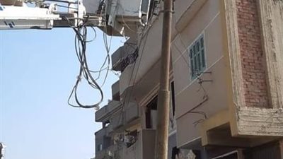 لعدم حدوث ماس كهربائي أثناء هطول الأمطار.. مراجعة جميع أعمدة الإنارة  بكفر شكر (صور)