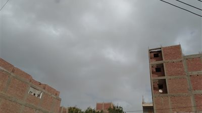 غيوم ورياح مثيرة للرمال تضرب قرى ومراكز محافظة أسيوط (صور)