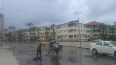 الأمطار الغزيرة تغرق رأس البر.. وأجهزة المدينة تواصل كسح المياه (صور)