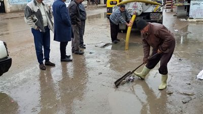الوحدات المحلية تواصل كسح مياه الأمطار من شوارع وطرق البحيرة (صور)