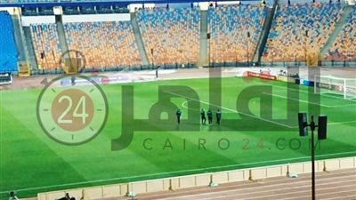 حكام مباراة الأهلي والمريخ يعاينون ملعب الملعب المباراة (صورة)