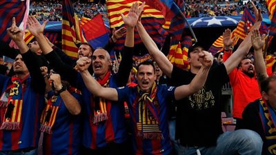 جماهير برشلونة تشعل النيران أمام كامب نو استعدادًا لمواجهة لسان جيرمان (فيديو)