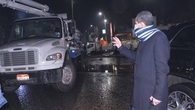 محافظ الغربية يتابع أعمال كسح مياه الأمطار بطنطا (صور)