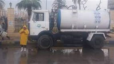 انتشار سيارات شفط المياه في شوارع وميادين محافظات القناة لمواجهة الطقس السيئ (صور)