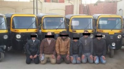 3 لصوص بحوزتهم أسلحة نارية يسرقون توك توك في قنا (فيديو)