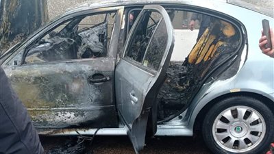 اشتعال النيران بسيارة بالطريق الصحراوي في البحيرة ونجأة قائدها وأسرته (صور) 