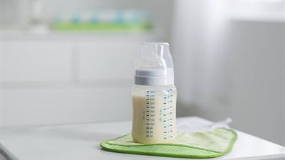 هل الزجاج أفضل من البلاستيك؟.. كل ما ترغب في معرفته عن الرضاعة الصناعية