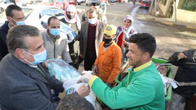 محافظ المنوفية يوزع بطاطين ومواد غذائية على عمال النظافة خلال موجة الطقس السيىء (صور)