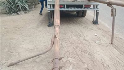 سقوط عامود إنارة بسبب شدة الرياح بالقليوبية (صور)