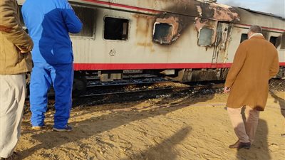 الدفع بـ10 سيارات إسعاف لموقع حادث حريق قطار السويس