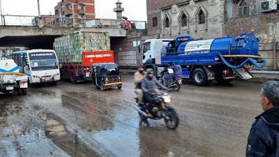 رفع مياه الأمطار بالأنفاق وطريق الإسكندرية الزراعي بالقليوبية (صور) 