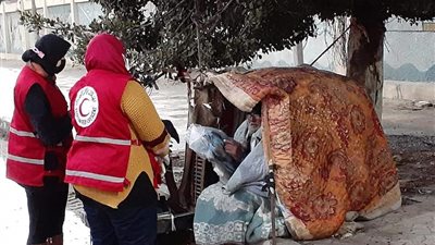 حاضرون في الميدان.. الهلال الأحمر يوزع بطاطين على مواطنين بلا مأوى في بور سعيد (صور)