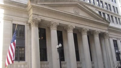 الفيدرالي الأمريكي يبقي على سياسة نقدية فضفاضة مستقبلًا