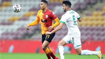 مصطفى محمد يتصدر غلاف مجلة جالطة سراي (صورة)