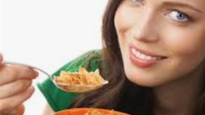 10 أطعمة يجب أن تأكلها النساء كل يوم من أجل الصحة المثلى