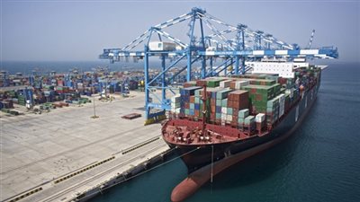 إعادة فتح موانئ السويس وانتظام الحركة الملاحية بموانئ البحر الأحمر