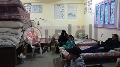 سكان العقار المائل بكوم الشقافة يشكون معاناتهم مع البرد.. ومحافظ الإسكندرية يُبشر بالحل (صور)