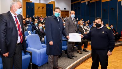 رئيس هيئة ميناء دمياط يعقد لقاءه الدوري بالعاملين