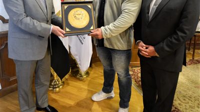 وزير الطيران المدني يستقبل البطل العالمي بيج رامي