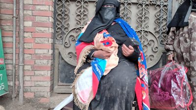 «سيدة مطر جديدة».. مها تعيش تحت شجرة بالمنوفية.. وأهالي تلا: ملابسها مشبعة بالمياه (صور)