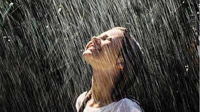 في تلك الأجواء الشتوية.. هل للمطر فوائد للبشرة؟