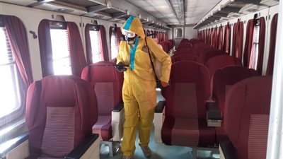 استمرار عمليات التعقيم داخل قطارات هيئة السكة الحديد (صور)