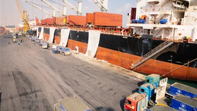 رغم سوء الأحوال الجوية.. 27 سفينة إجمالي الحركة الملاحية بموانئ بورسعيد