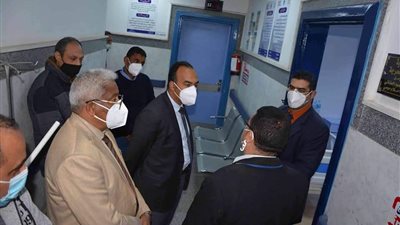 نائب محافظ المنيا يسلم عدداً من المساعدات العينية لبعض الأسر الأولى بالرعاية والحالات الإنسانية