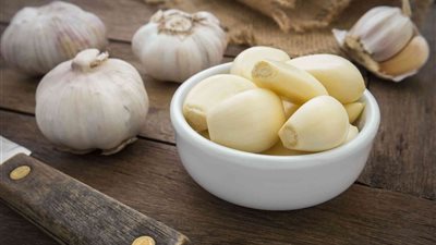 يقتل البكتيريا والطفيليات.. تعرف على فوائد الثوم