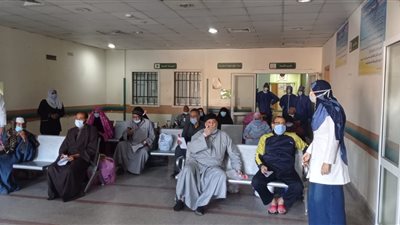 خروج 14 مصابًا بكورونا من مستشفى قفط التعليمي بعد تماثلهم للشفاء (صور)