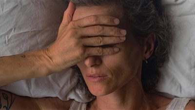 هل قلة النوم تزيد من فرص الإصابة بكورونا؟