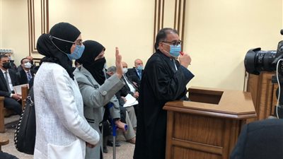 والدة المجني عليها تنهار بجلسة محاكمة سفاح الجيزة: 