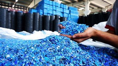 تستخدم خامات رديئة مضرة بالصحة.. مباحث التموين تضبط 4 مصانع بلاستيك غير مرخصة بشبرا والخانكة