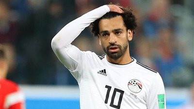 مخاوف في اللجنة الثلاثية من غياب محمد صلاح عن معسكر مارس بسبب وكيله (خاص)