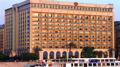 مفاجأة الحكومة لا تملك ملكية أرض وزارة التجارة.. جدل بين خالد أبو بكر ووزير قطاع الأعمال بشأن فندق شبرد (صورة)