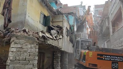حفاظًا على حياة المواطنين.. إزالة عقار آيل للسقوط بقرية قومبانية أبوقير في البحيرة (صور)