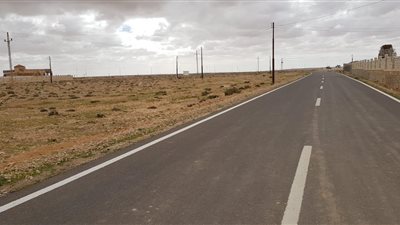 الإسكان: تنفيذ 82 كم طرق فرعية غرب مدينة مرسى مطروح لربط التجمعات السكانية بالطرق الرئيسية