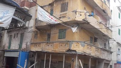 سقوط أجزاء من عقار و4 شرفات بآخر شرقي الإسكندرية.. والأحياء تتدخل