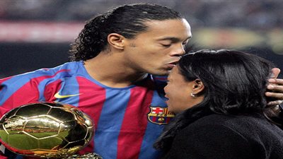 برشلونة ينعى رونالدينيو في وفاة والدته