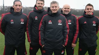 كورونا يضرب الجهاز الفني لمانشستر يونايتد