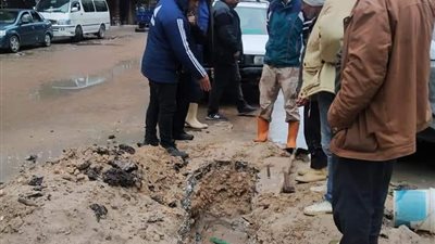 بعد انقطاعها لـ 12 ساعة.. إصلاح كسر في ماسورة مياه بشرق الإسكندرية (صور)