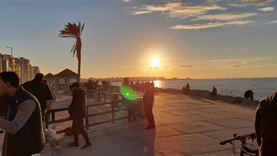 الإسكندرانية على الكورنيش رغم برودة الطقس (صور)