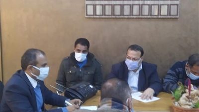 رئيس مدينة المنيا يبحث آليات تعزيز صندوق الخدمات بالمدينة والقرى (صور)