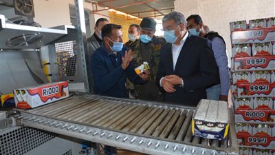 محافظ المنيا يتفقد المصانع الصغيرة لدعم صغار المستثمرين 