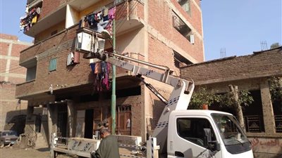 بعد شكاوى المواطنين لتفادي حوادث السرقة.. صيانة وإنارة أعمدة الشوارع والطرق بكفر شكر 