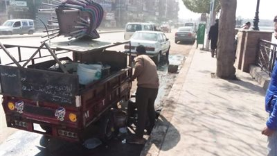 بعد شكاوى المواطنين.. إزالة الإشغالات بكورنيش القناطر الخيرية (صور) 