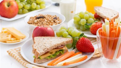 شرب الماء والنوم 8 ساعات أهم طرق فقدان 1000 سعرة حرارية خلال اليوم