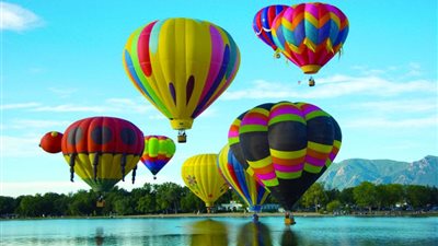 290 راكبًا من مختلف الجنسيات يرتادون البالون الطائر بسماء الأقصر اليوم